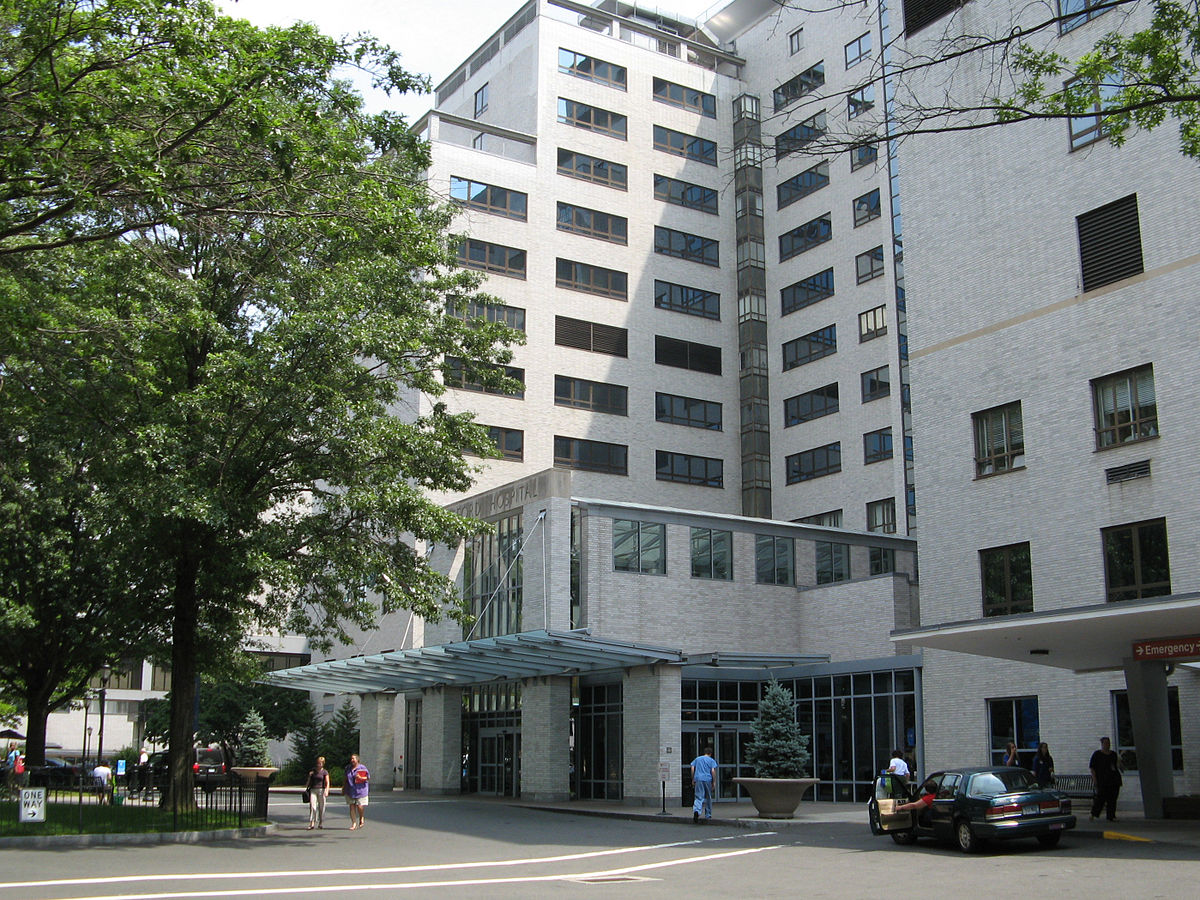 1200px Hartford Hospital Main Entrance 