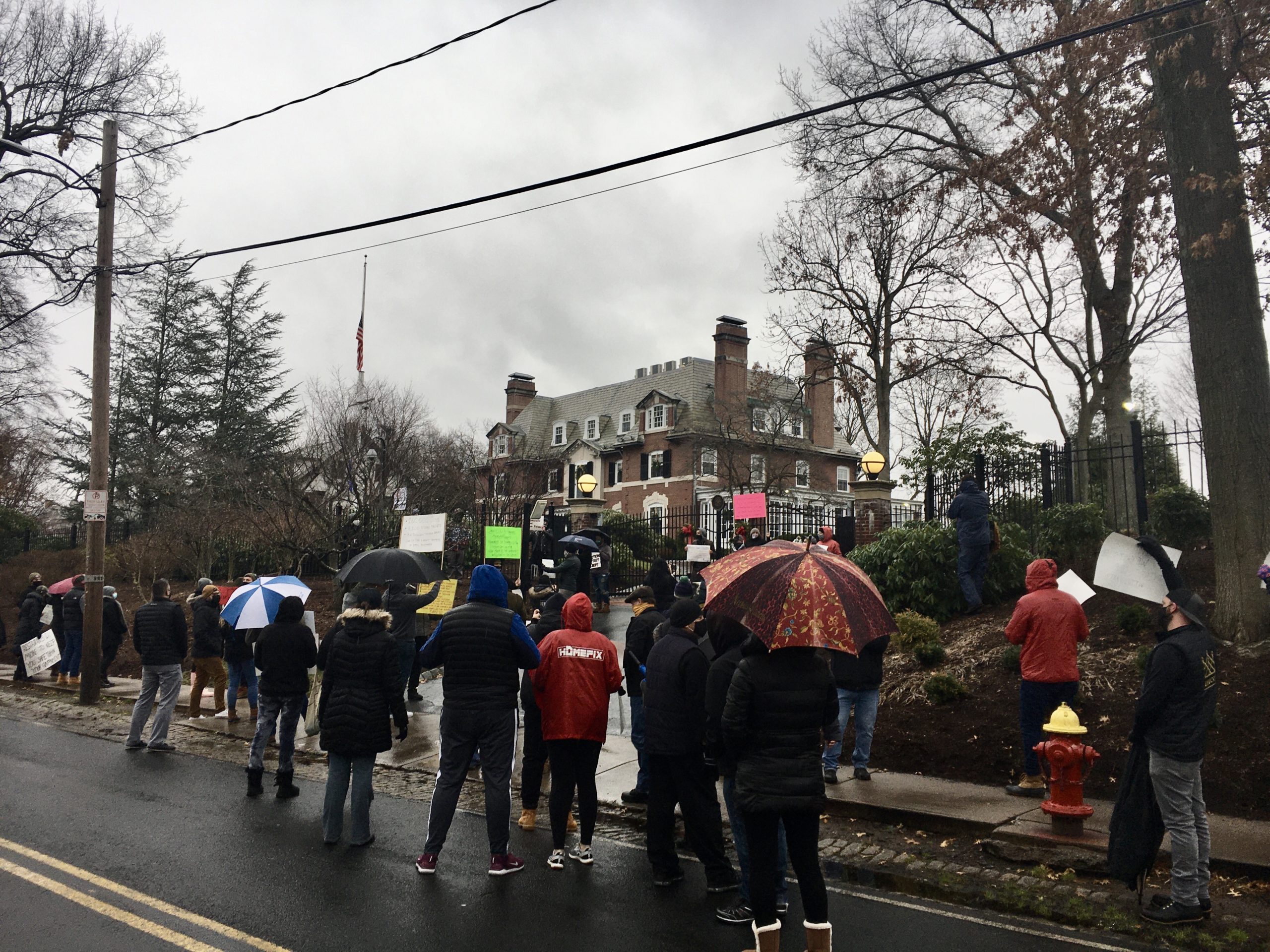 Restaurant workers protest outside Governor’s Residence: “Nobody is seeing us.”